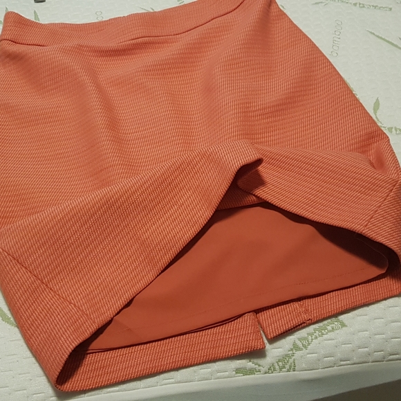 Ann Taylor almost brand new skirt - Picture 2 of 4